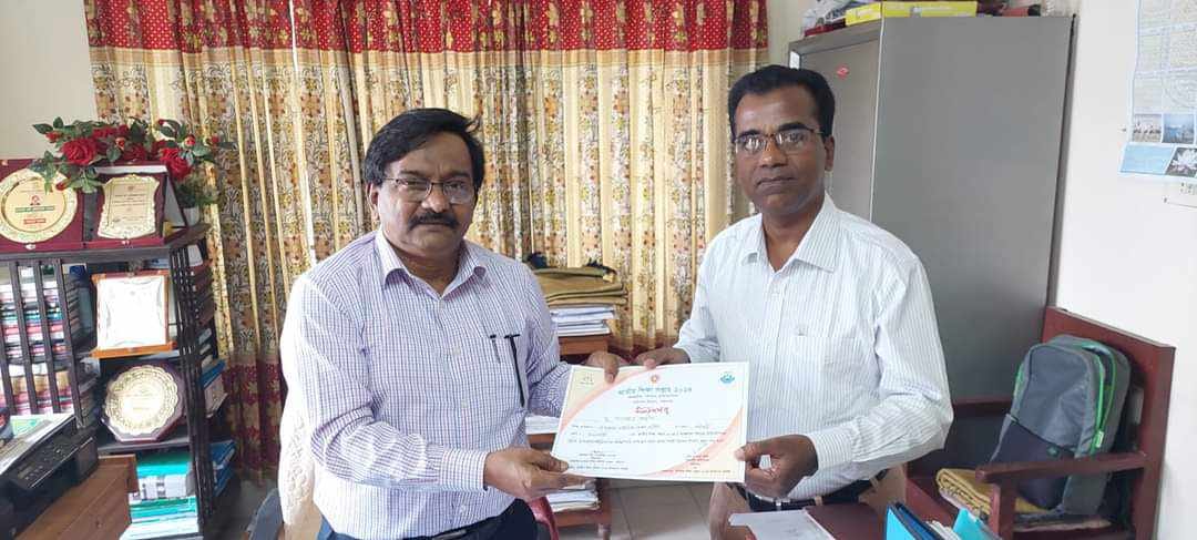 Read more about the article বরিশাল বিভাগের শ্রেষ্ঠ মাধ্যমিক শিক্ষা অফিসার নলছিটির আনোয়ার আজীম