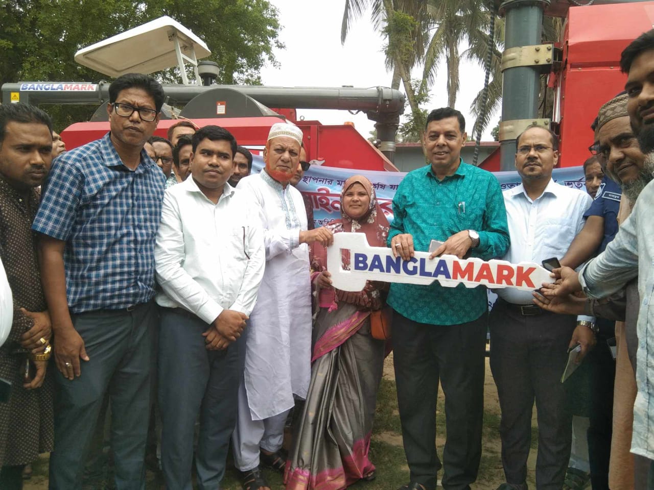 Read more about the article বদলগাছীতে ৫০% ভর্তুকি মূল্যে ধান কাটা মাড়াই যন্ত্র বিতরণ