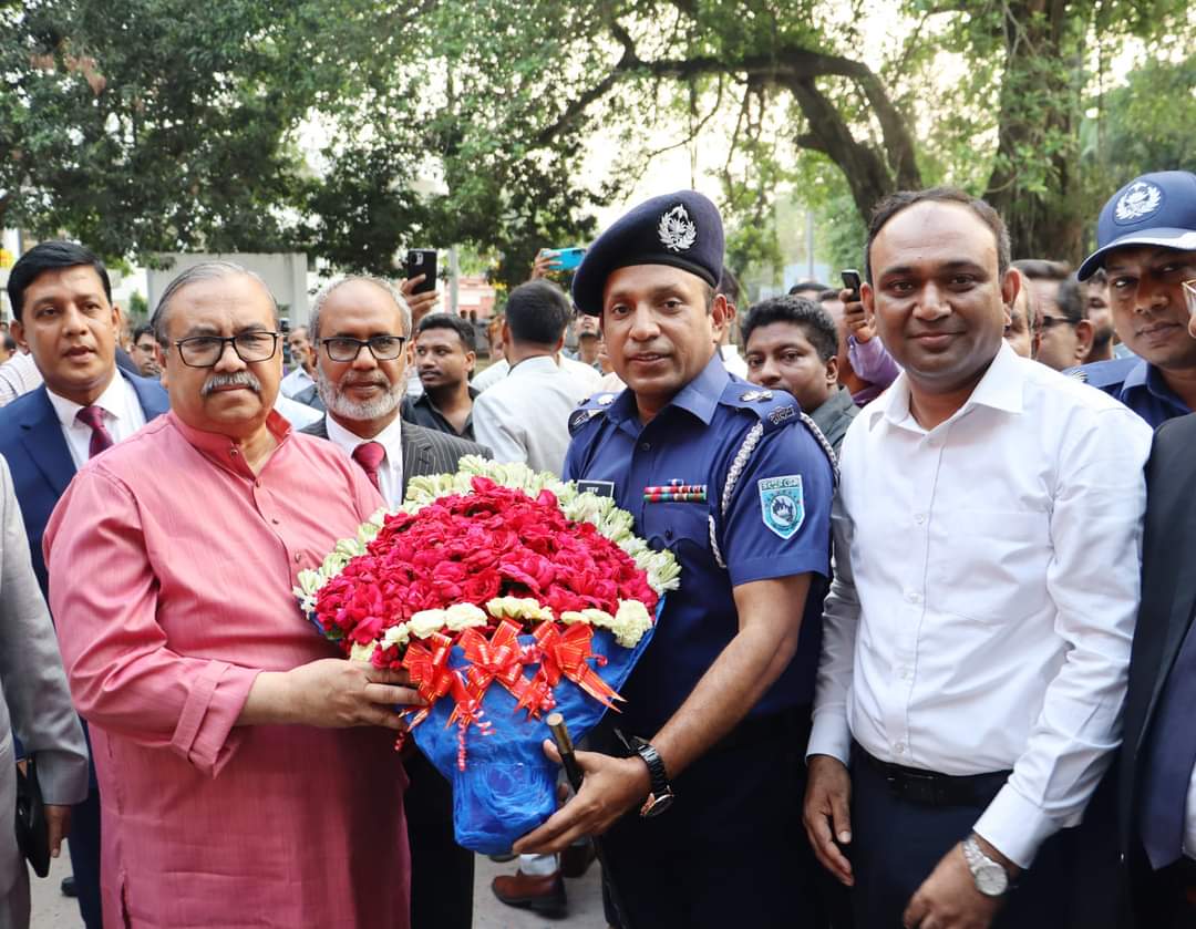 Read more about the article প্রধান বিচারপতিকে নীলফামারীতে সম্মাননা জানিয়েছে পুলিশ প্রশাসন
