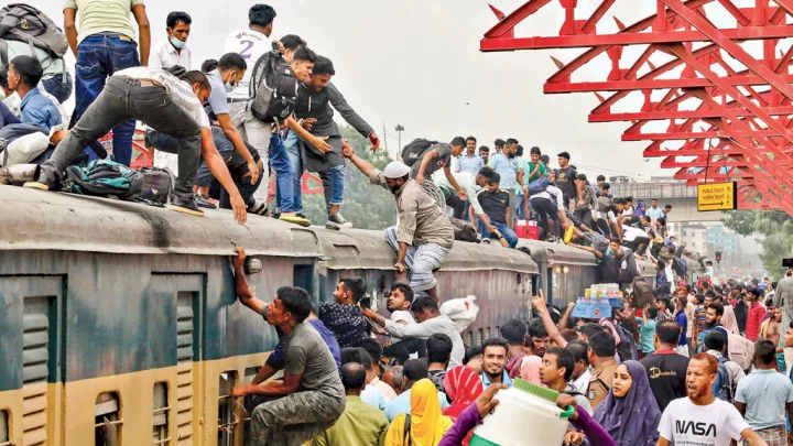 Read more about the article ঈদুল আজহার উপলক্ষে দেশজুড়ে ঘরমুখো মানুষের বন্যা
