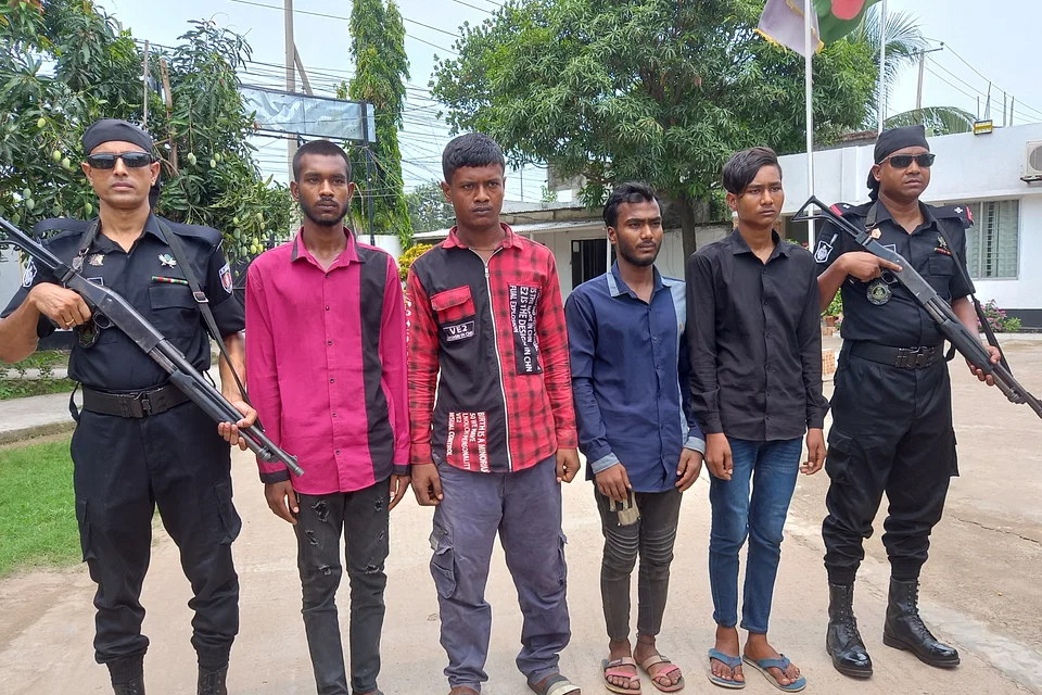Read more about the article মোটরসাইকেল কিনতে চালককে হত্যা করে অটোরিকশা ছিনতাই, গ্রেপ্তার ৪