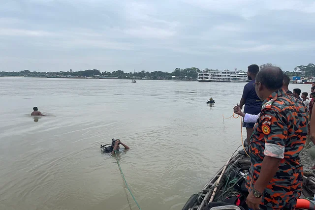 Read more about the article তীব্র স্রোতে স্ত্রীর চোখের সামনে পানিতে তলিয়ে গেলেন স্বামী
