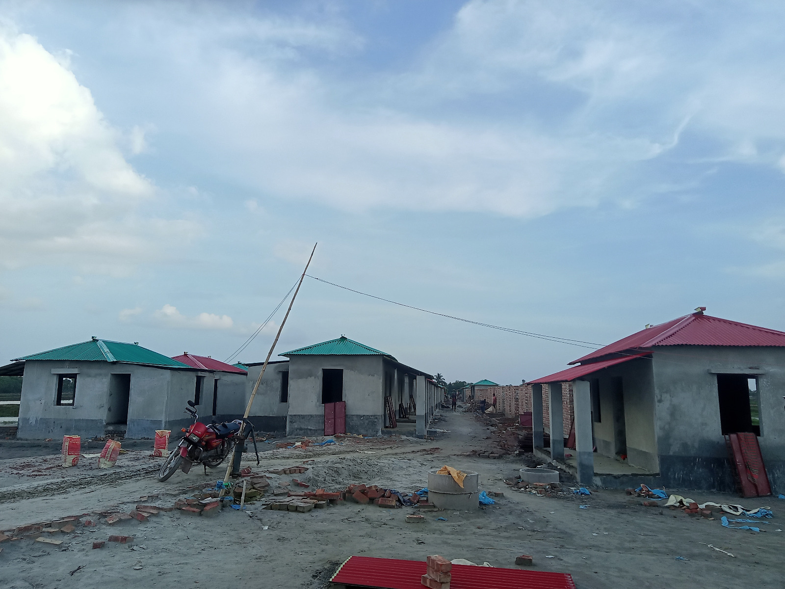 Read more about the article খুলনার কয়রায় আশ্রয়ন প্রক‌ল্পের ৪৯ ঘর নির্মাণে নানা অনিয়ম