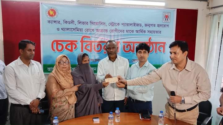 Read more about the article ভোলায় ২০ জন অসহায় রুগীকে ১০ লাখ টাকার চেক বিতরন