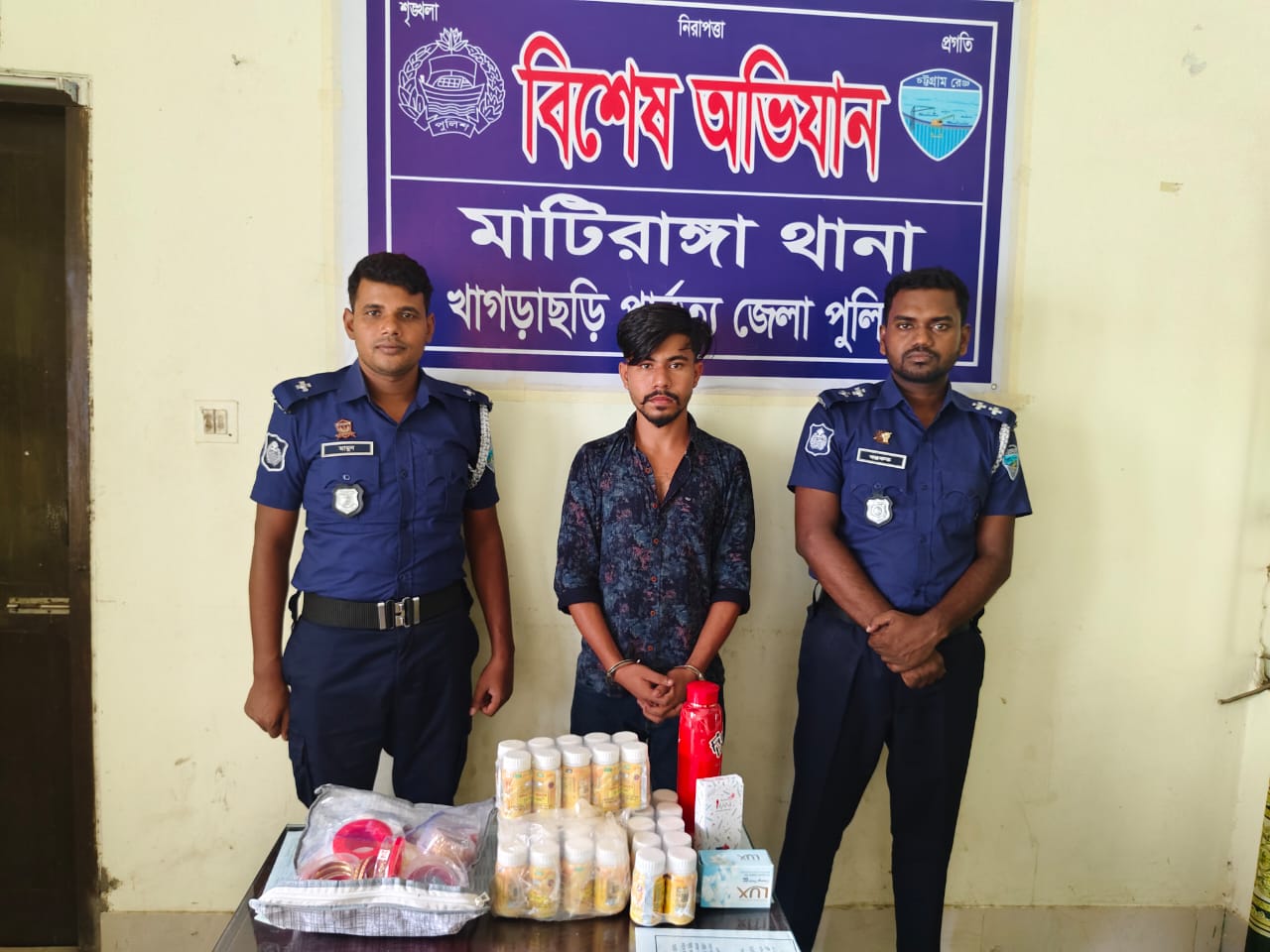 Read more about the article মাটিরাঙ্গা থানা পুলিশের অভিযানে ভারতীয় ১ জন নাগরিককে ভারতীয় পণ্যসহ গ্রেফতার
