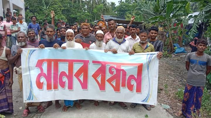 Read more about the article ভোলায় চেয়ারম্যানের বিরুদ্ধে জেলেদের চাল আত্মসাতের অভিযোগে মানববন্ধন