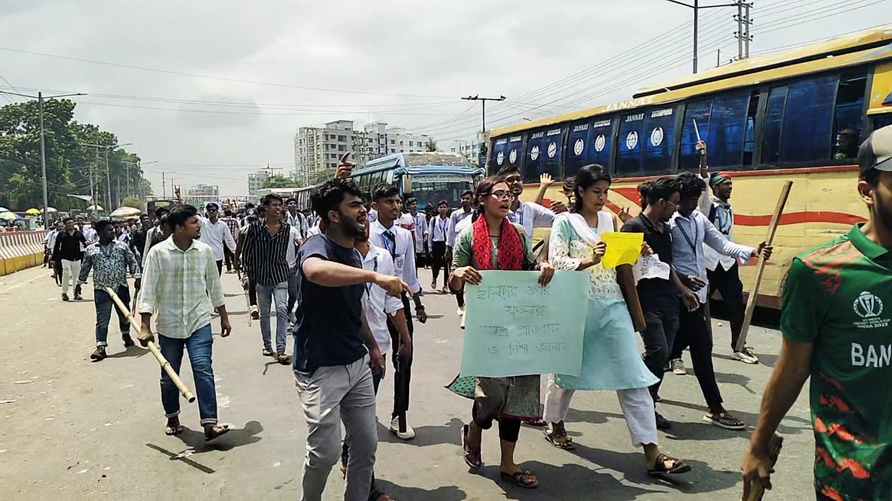 Read more about the article শিক্ষার্থীদের উপর হামলা ; নিটার ও গবিসহ বিভিন্ন কলেজের শিক্ষার্থীদের মহাসড়ক অবরোধ