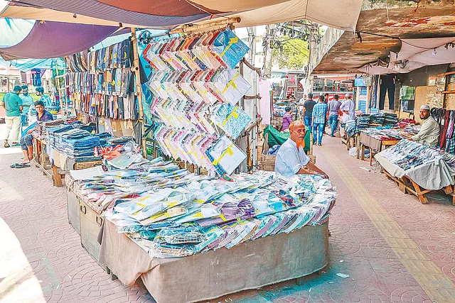 Read more about the article ঢাকায় কারফিউ শিথিলের সময় বাড়ল, স্বাভাবিক জীবন ফিরতে শুরু