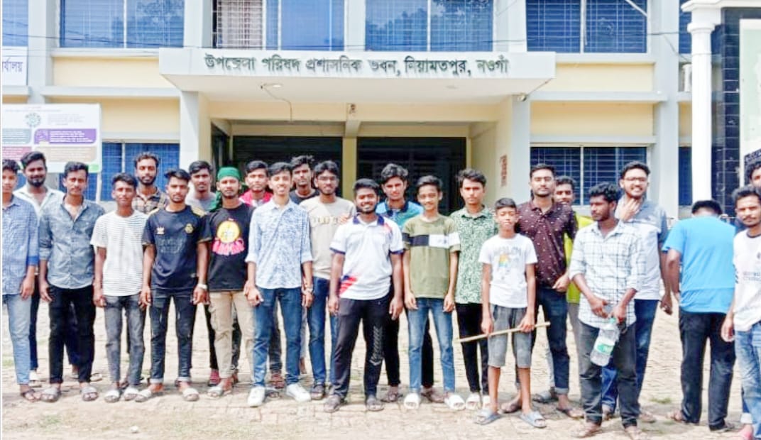 Read more about the article নওগাঁ নিয়ামতপুরে রাস্তা পরিষ্কার করলেন শিক্ষার্থীরা