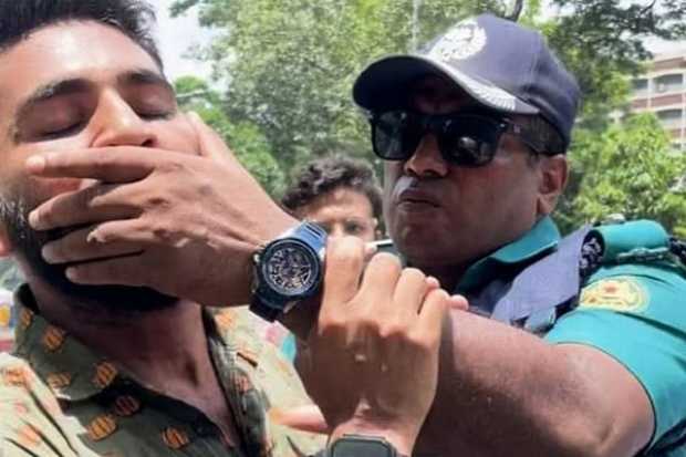 Read more about the article আন্দোলনে শিক্ষার্থীর মুখ চেপে ধরা পুলিশ পরিদর্শক আরশাদ সাময়িক বরখাস্ত