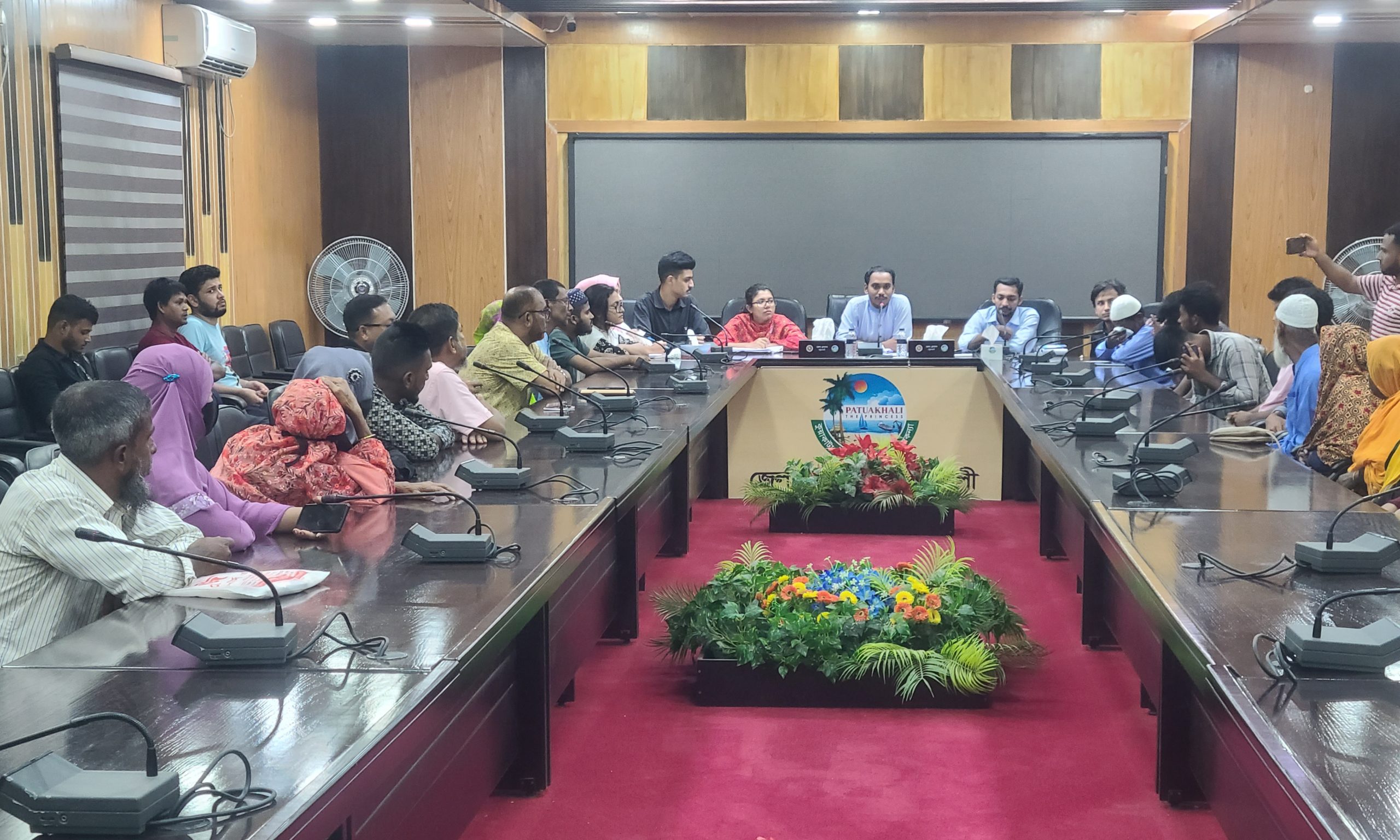 Read more about the article শহিদ পরিবারের সাথে মতবিনিময়ে আবেগঘন পরিবেশ পটুয়াখালীতে