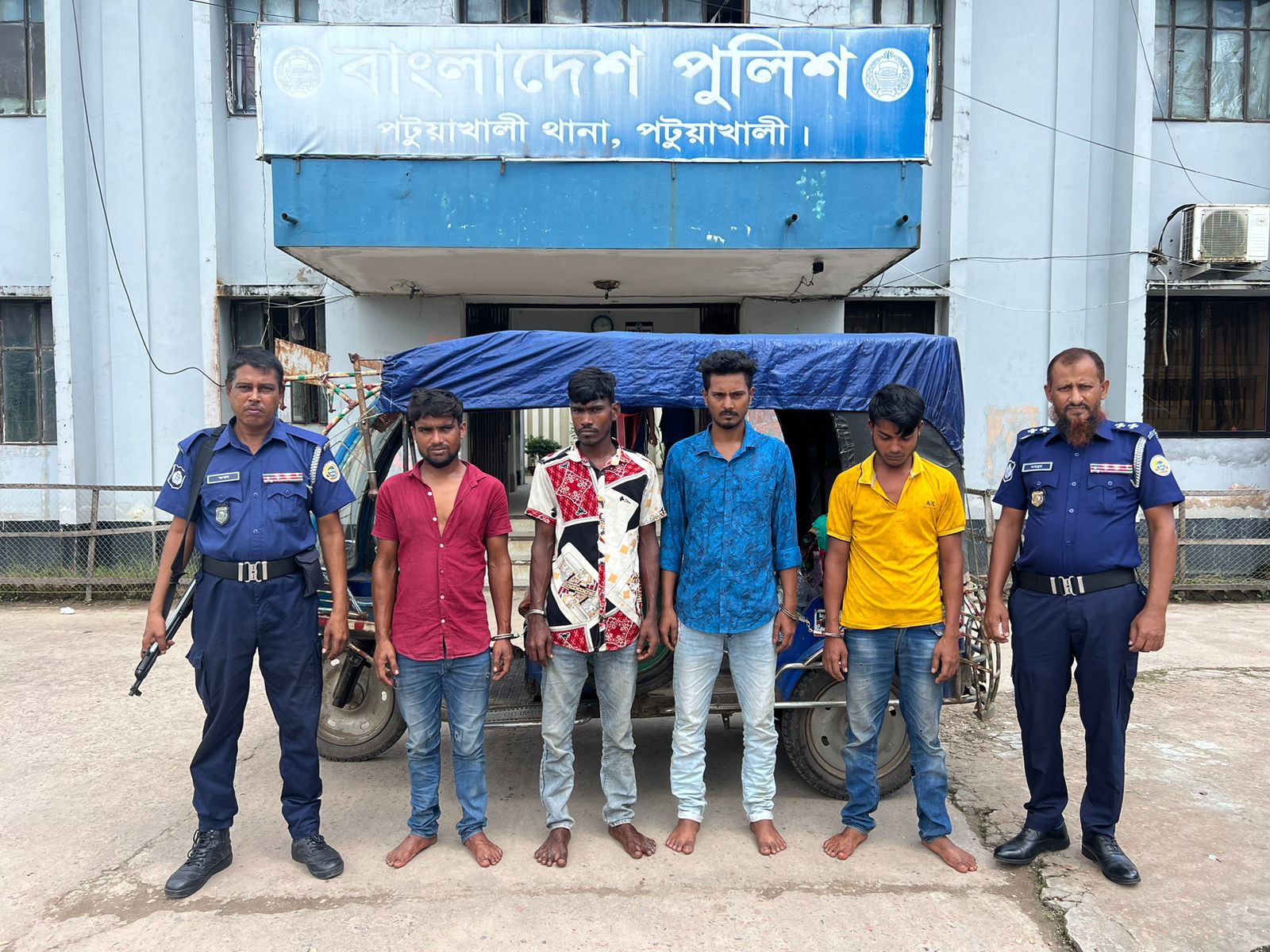 Read more about the article অটো রিকশাসহ চোর চক্রের ৪ সদস্য আটক