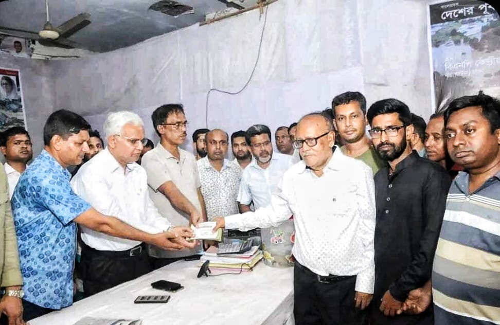 Read more about the article বর্নাতদের সাহায্যে ৪৬,নওগাঁ-১ এর সাবেক এমপি ডাঃ মোঃ ছালেক চৌধুরী