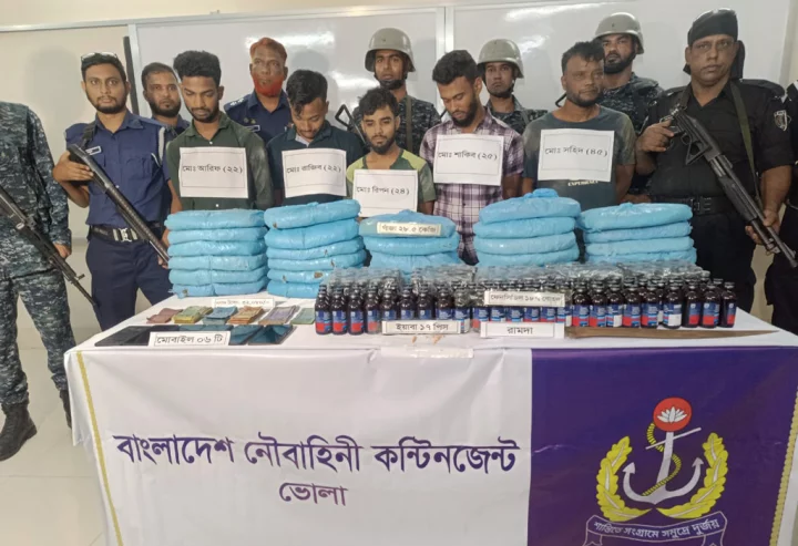 Read more about the article ভোলায় বিপুল পরিমাণ মাদকদ্রব্যসহ ৫ জন গ্রেপ্তার