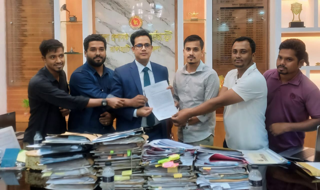 Read more about the article নানিয়ারচর রাস্তা সহ ৫টি উন্নয়ন প্রকল্পের দাবিতে জেলা প্রশাসক বরাবর স্মারকলিপি প্রদান