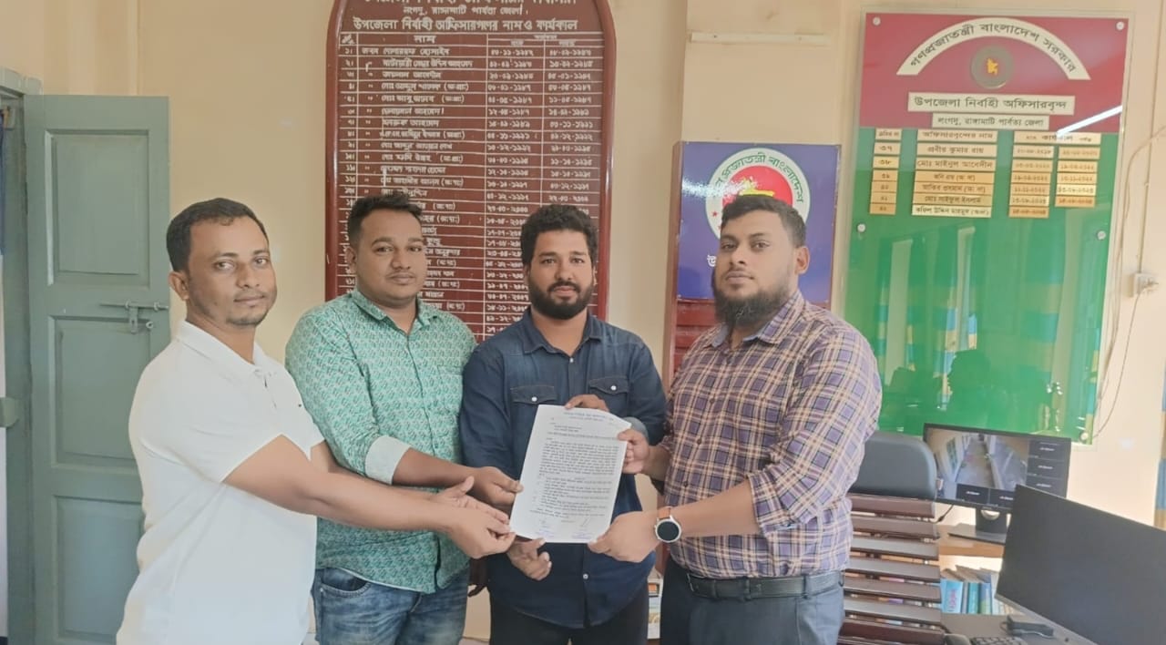 Read more about the article লংগদুতে ৫টি উন্নয়ন প্রকল্পের দাবিতে নির্বাহী কর্মকর্তার নিকট স্মারকলিপি প্রদান