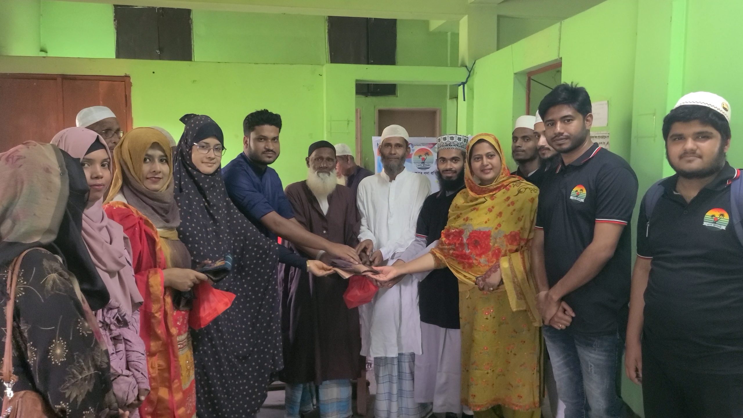 Read more about the article প্রাণের পটুয়াখালী উদ্যোগে ঈদ উপহার ও ইফতার বিতরণ