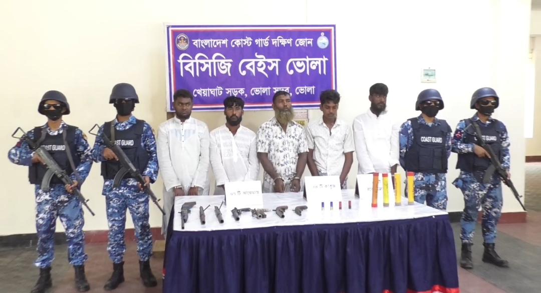 Read more about the article ভোলায় দেশীয় অস্ত্রসহ দুর্ধর্ষ ডাকাত সালাউদ্দিন বাহিনীর ৫ সদস্য আটক