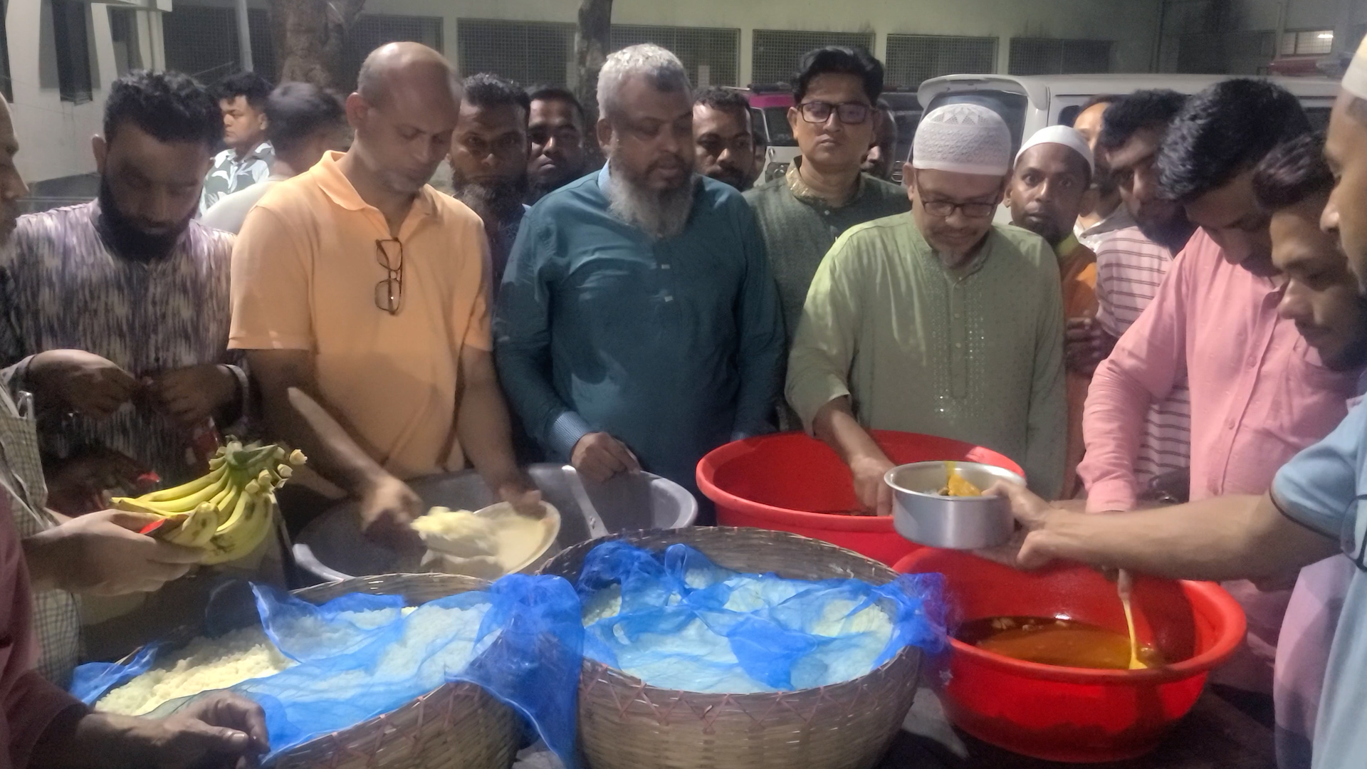 Read more about the article পটুয়াখালী মেডিকেলে প্রতিদিন শতাধিক মানুষের জন্য বিনামূল্যে সেহরি বিতরণ