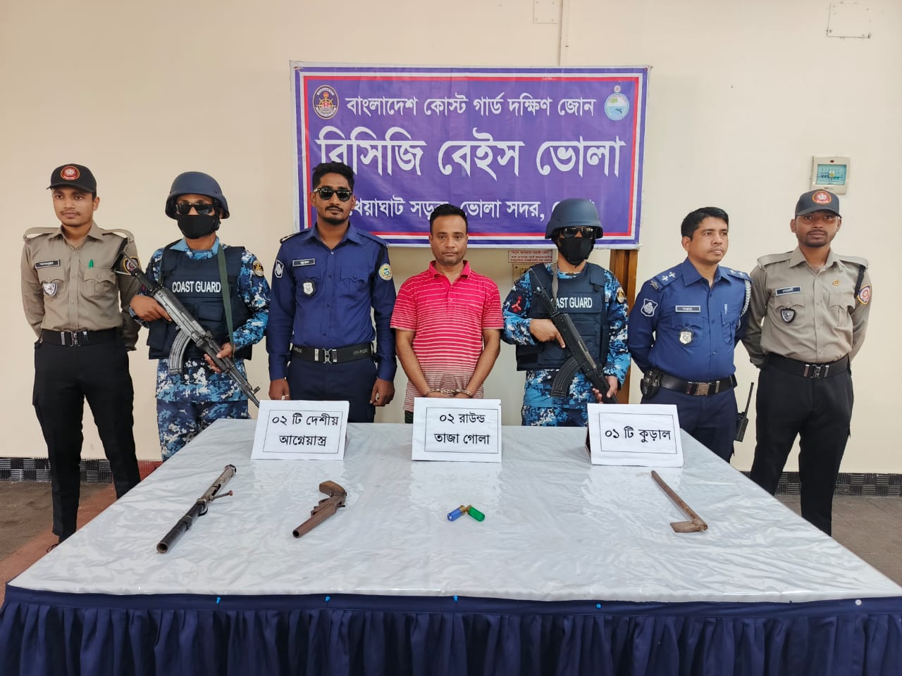 Read more about the article ভোলায় দুইটি দেশীয় আগ্নেয়াস্ত্রসহ কুখ্যাত সন্ত্রসী নাজিমকে আটক করেছে কোস্ট গার্ড দক্ষিণ জোন