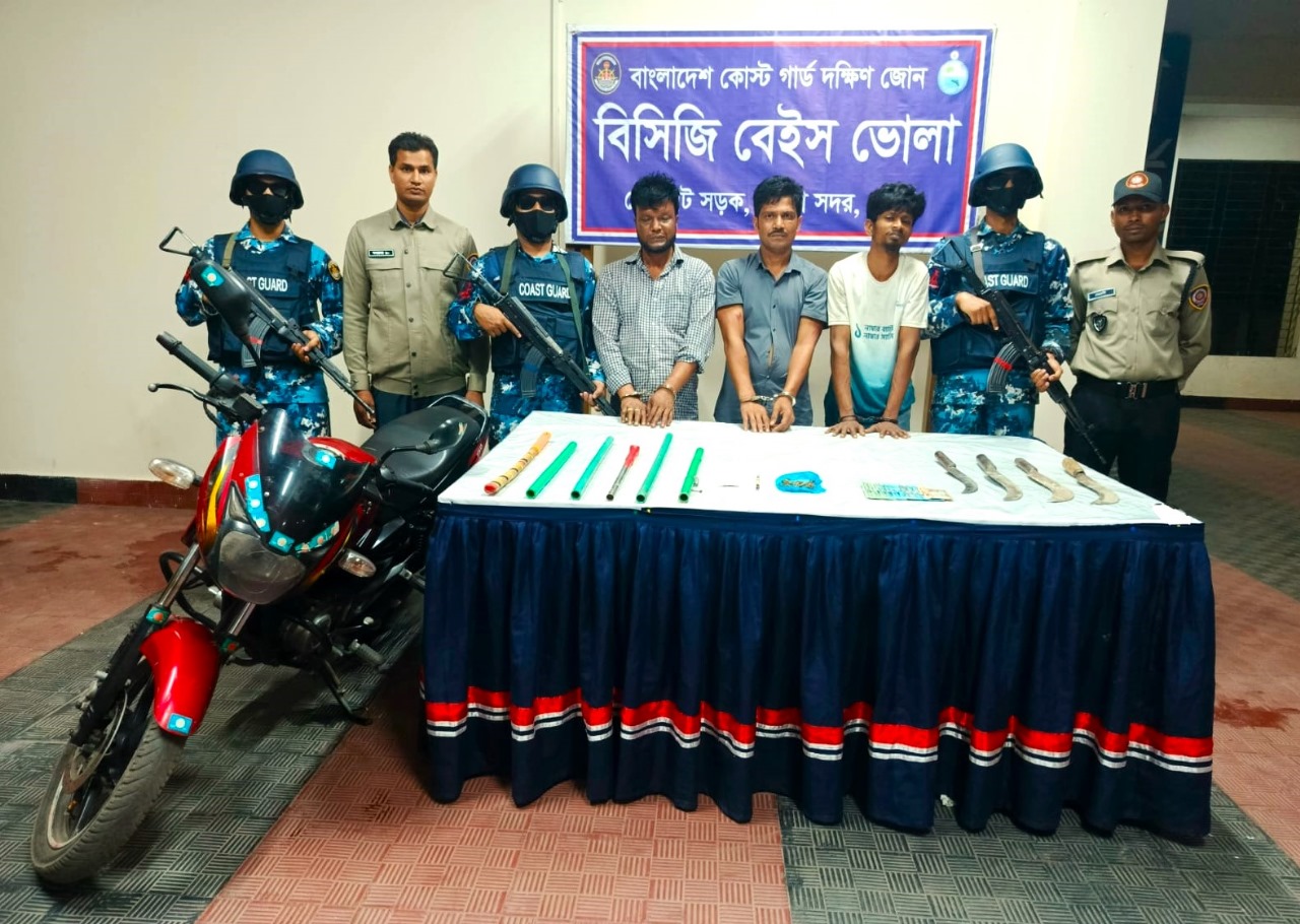Read more about the article ভোলার ইলিশায় যৌথ অভিযানে তিন দুষ্কৃতকারী আটক