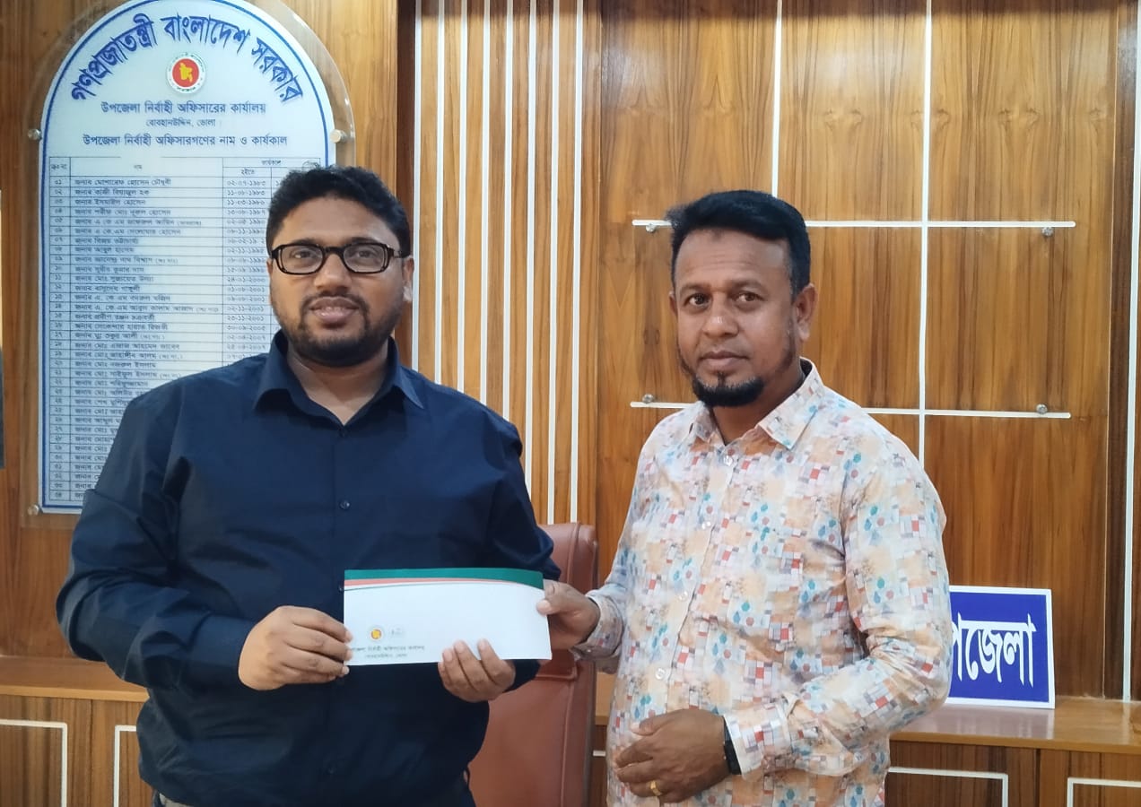 Read more about the article আগুনে ক্ষতিগ্রস্থ পরিবারের মাঝে নগদ অর্থ সহায়তা প্রদান করেন – ইউএনও রায়হান উজ্জামান।