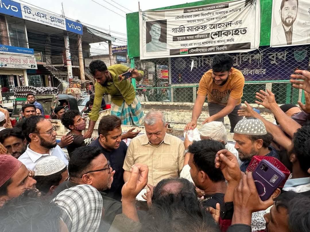 Read more about the article মৌলভীবাজারে পথচারিদের মাঝে ইফতার বিতরণে; নাসের রহমান