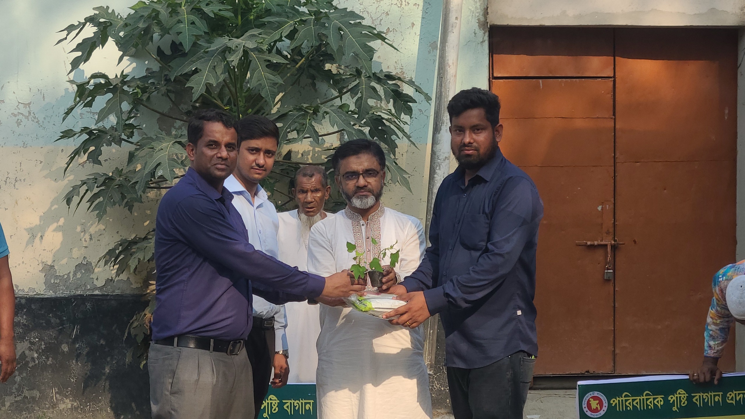 Read more about the article ভোলা সদরে পারিবারিক পুষ্টি-বাগানের উপকরণ বিতরণ