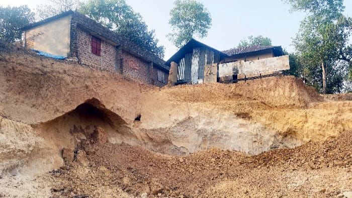 Read more about the article মৌলভীবাজারে টিলা কেটে মাটি বিক্রি ঝুঁকিতে বসবাসকারী