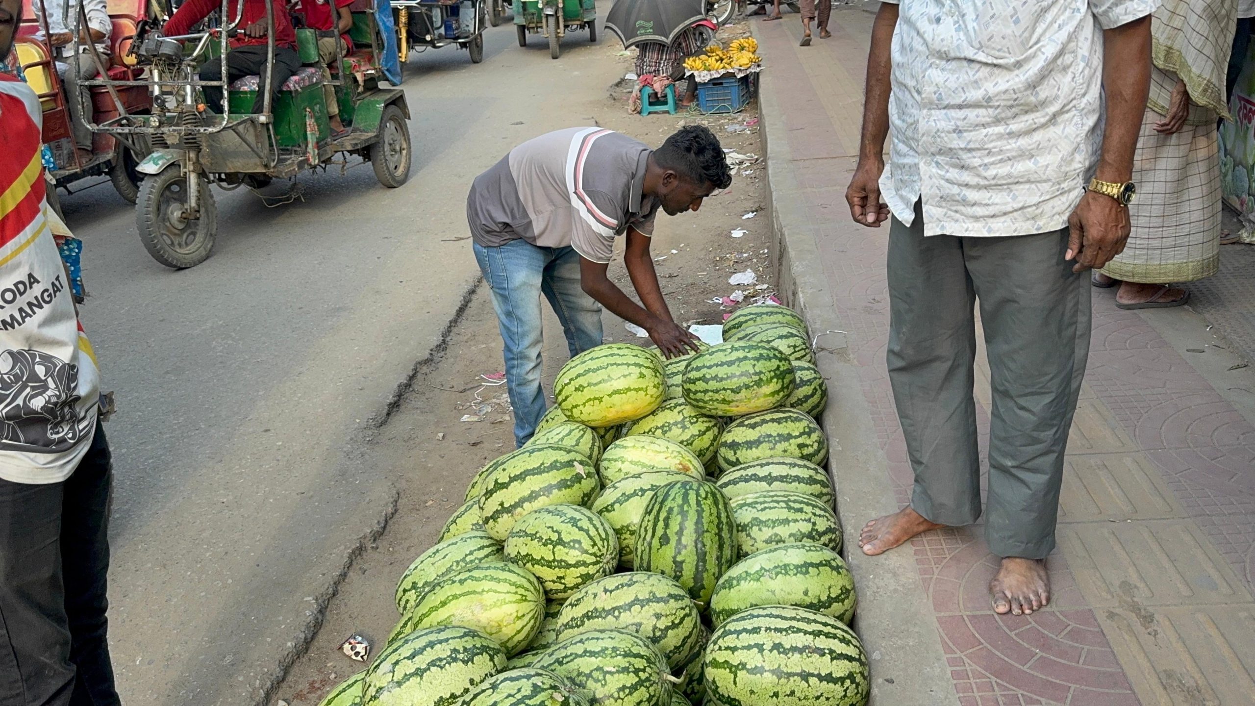 Read more about the article ফুটপাত দখলমুক্ত করে আবার ও দখলে