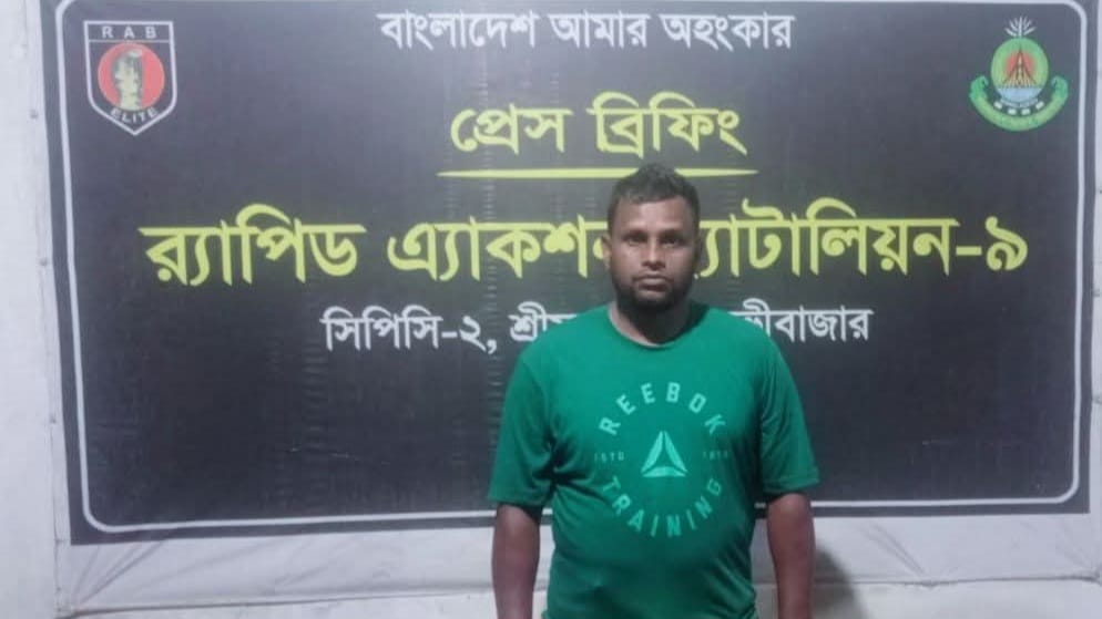 Read more about the article রাজনগরে হত্যা মামলার আসামি আজাদ র‍্যাব-৯ এর জালে
