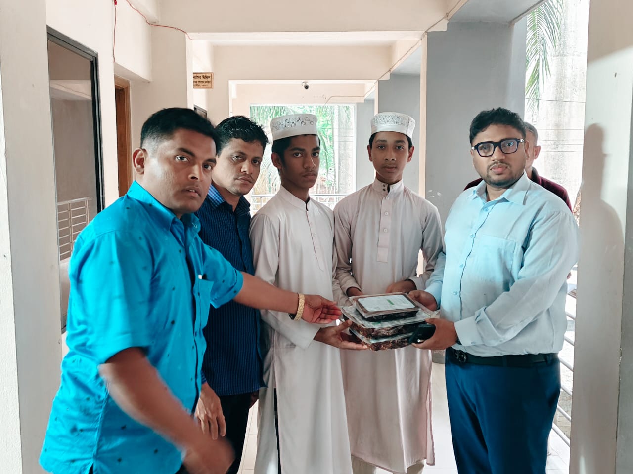Read more about the article ভোলায় বোরহানউদ্দিনে এতিমখানায় খেজুর বিতরণ করেন ইউএনও রায়হান – উজ্জামান