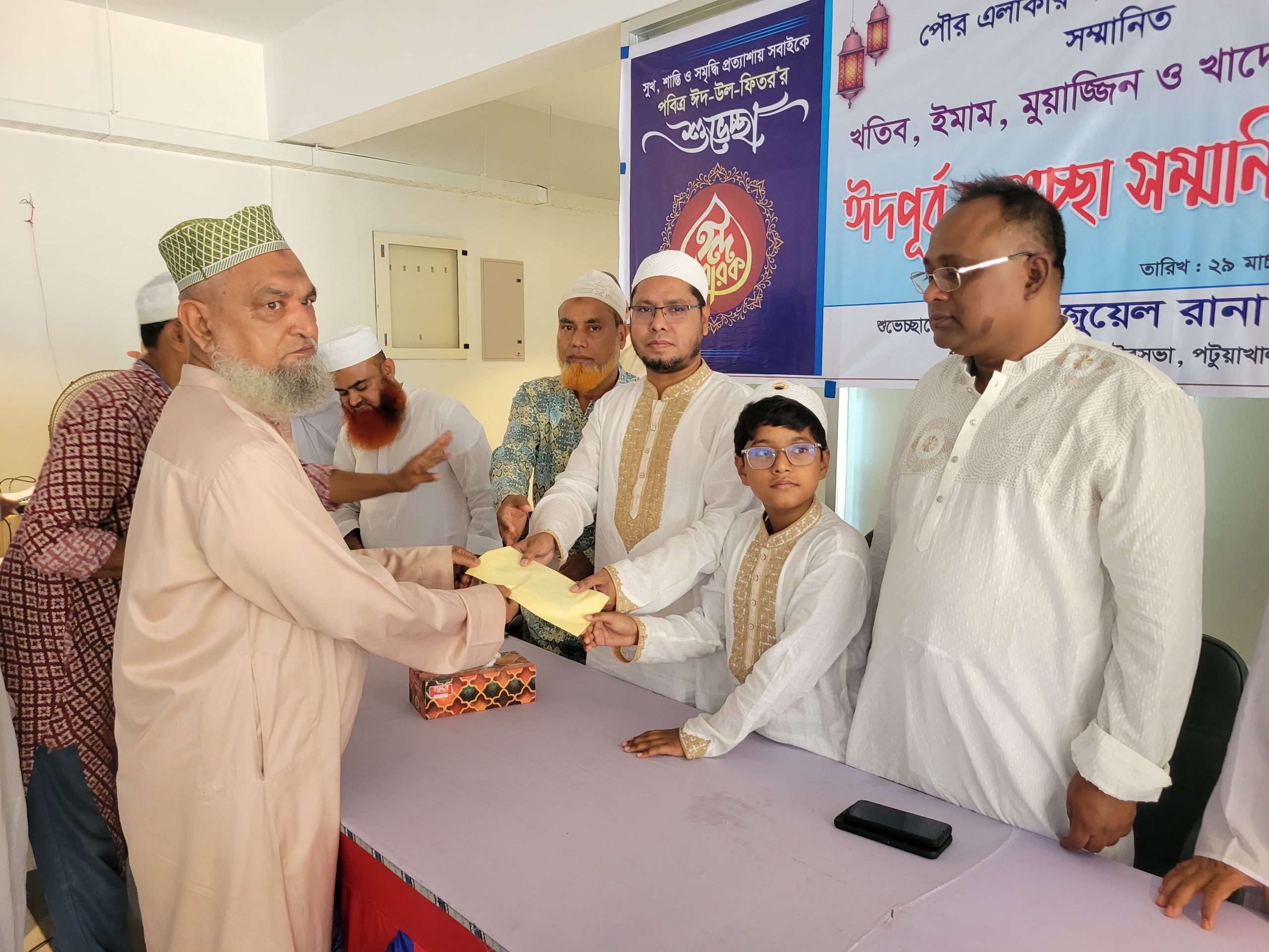 Read more about the article পটুয়াখালী পৌরসভায় ইমাম-মুয়াজ্জিনদের ঈদ শুভেচ্ছা সম্মানী প্রদান