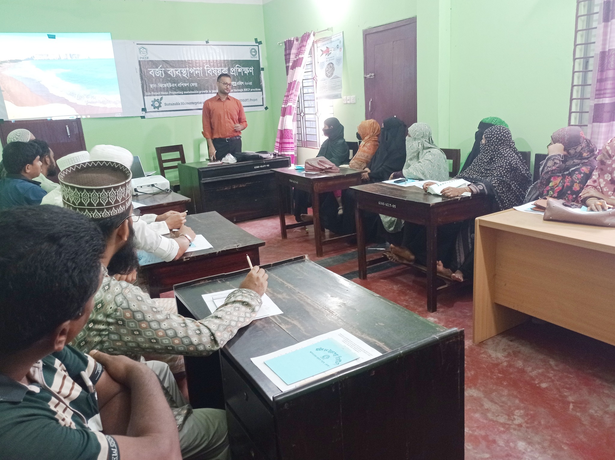 Read more about the article দৌলতখানে বর্জ্য ব্যবস্থাপনা প্রশিক্ষণ অনুষ্ঠিত