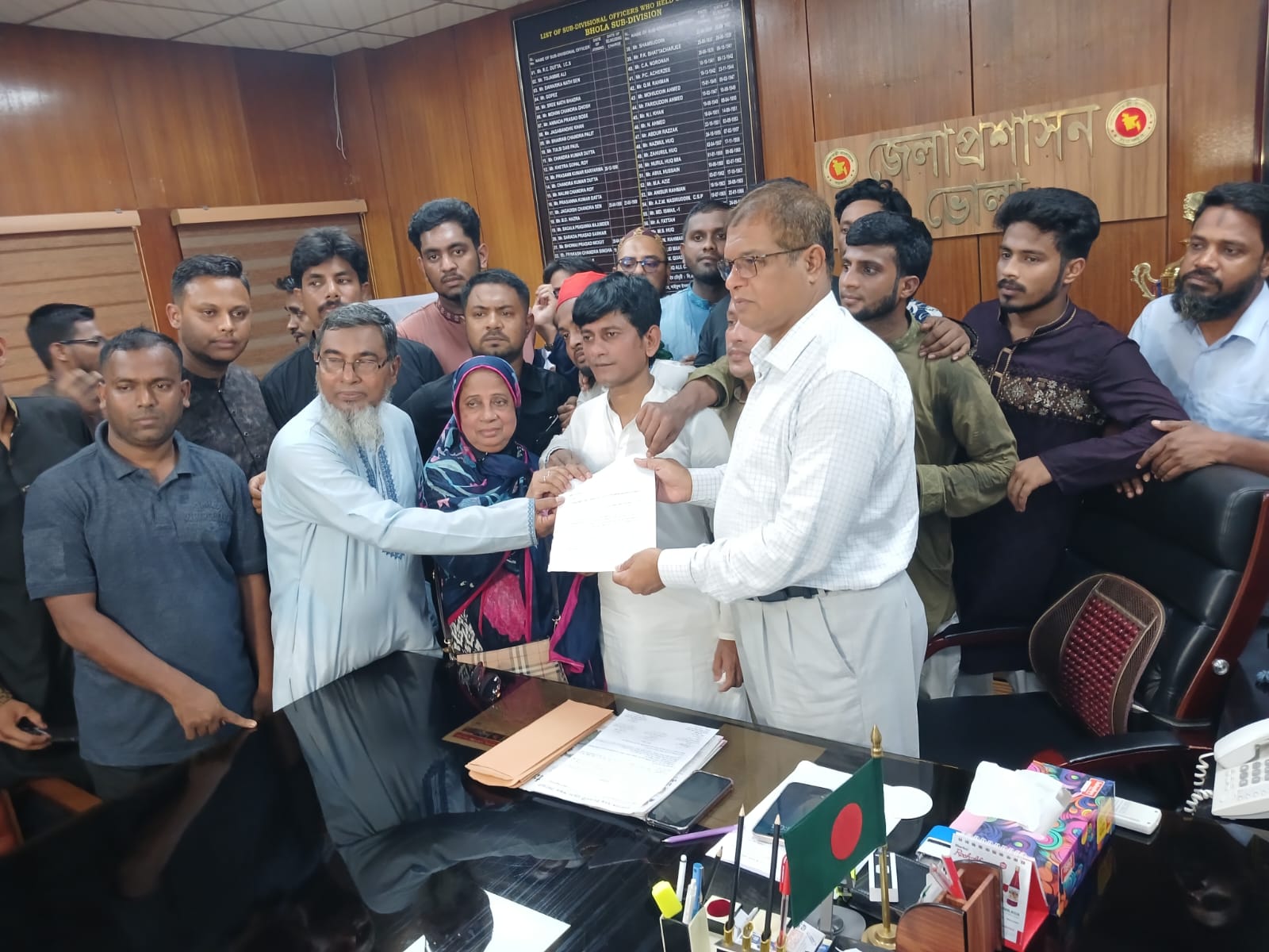 Read more about the article ভোলায় গ্যাস, মেডিকেল কলেজ ও সেতুর দাবিতে সর্বস্তরের মানুষের সমাবেশ