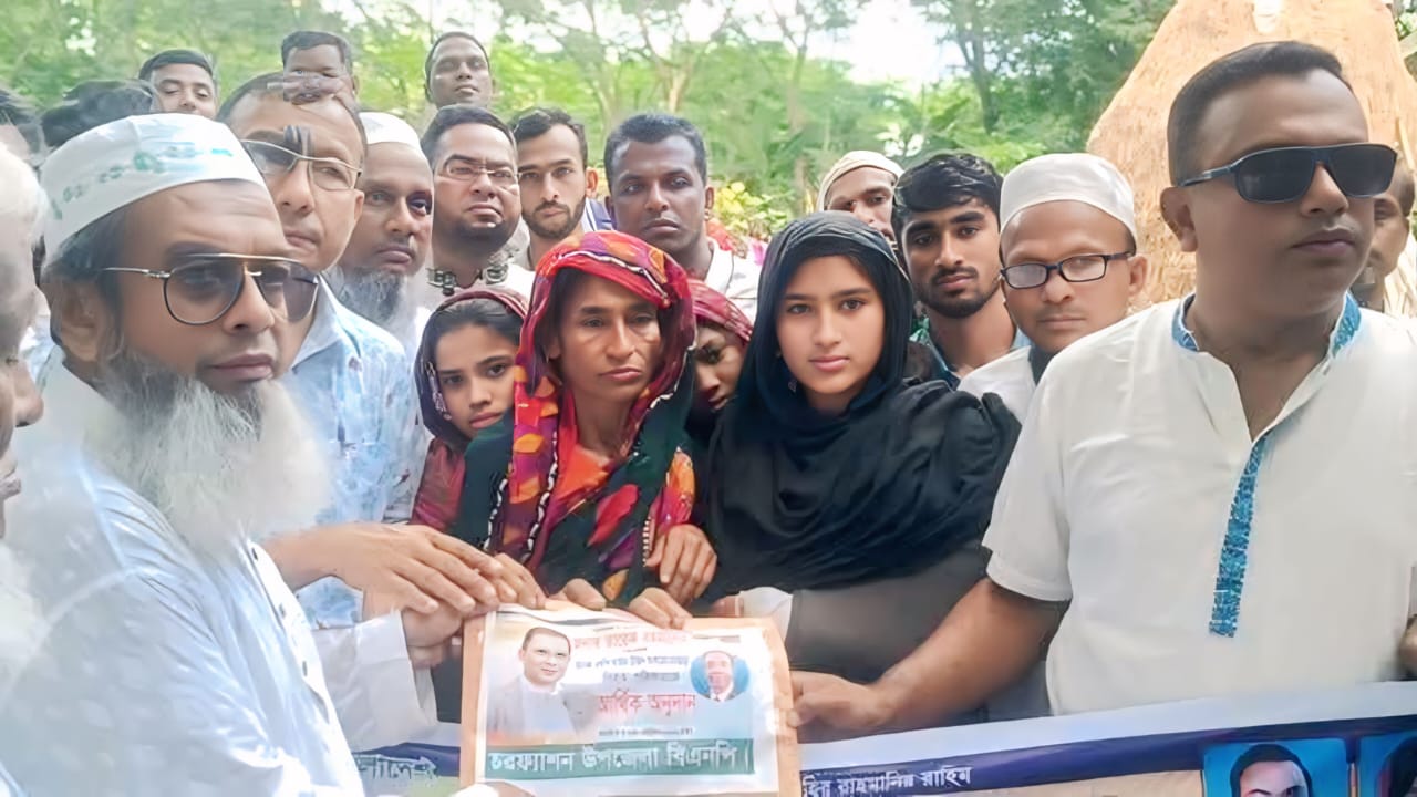 Read more about the article ভোলা-চরফ্যাশনে তারেক রহমানের পক্ষে নিহত বিএনপি কর্মীর পরিবারকে আর্থিক সহায়তা প্রদান