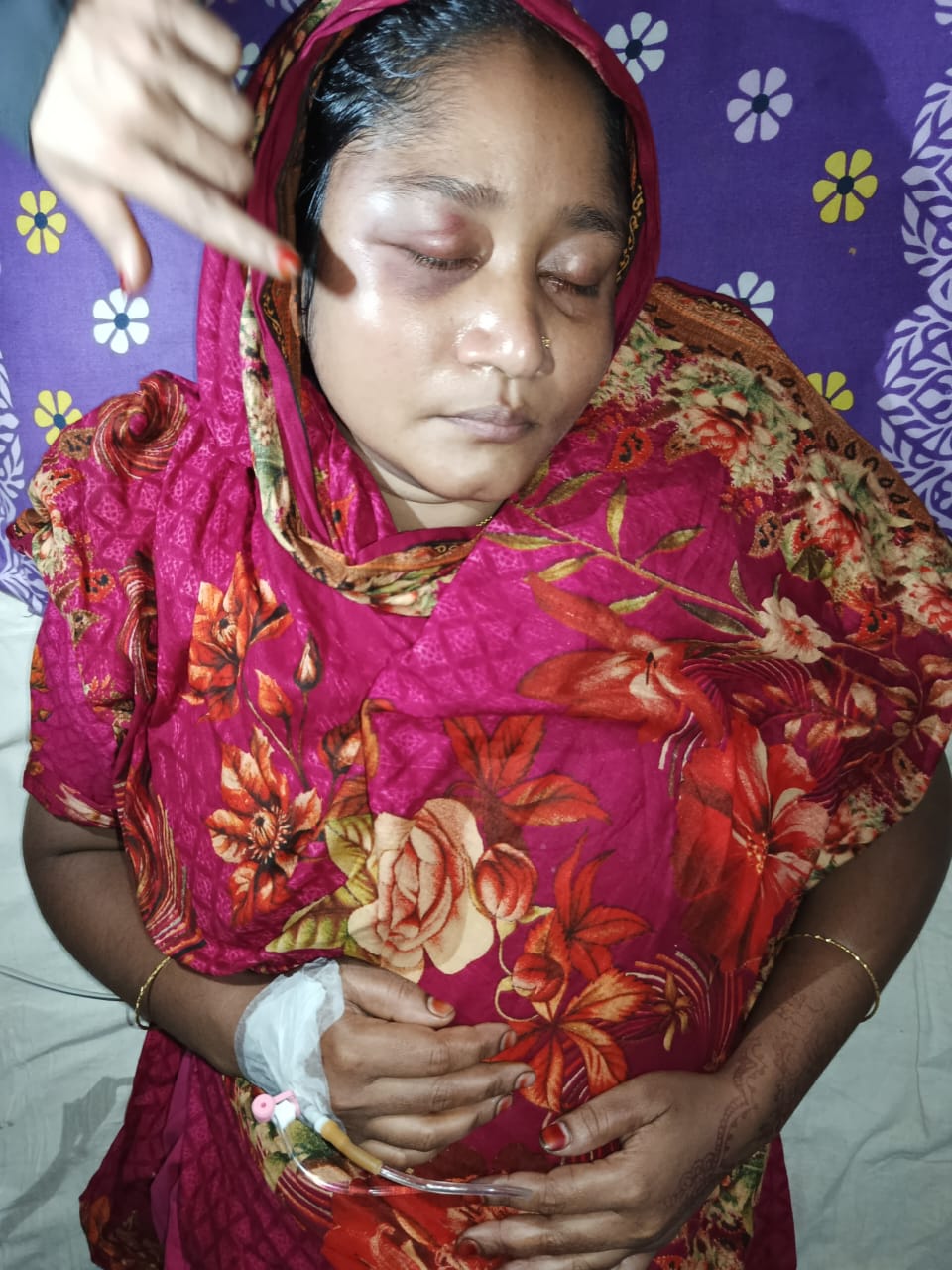 Read more about the article ভোলার শিবপুরে যৌতুকের দায়ে স্ত্রীরউপর বার বার নির্যাতন চালাচ্ছে পাষন্ড স্বামী