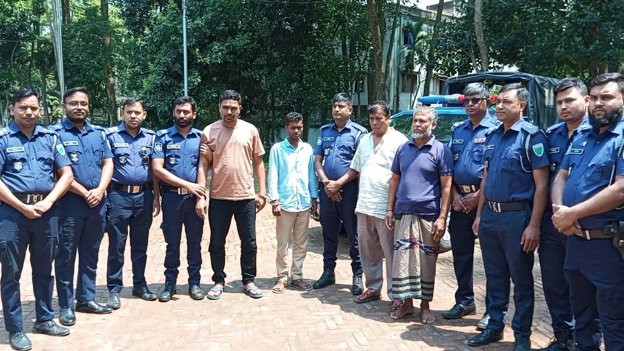 Read more about the article মৌলভীবাজারে ৫ ডাকাতসহ ৭জন গ্রেপ্তার