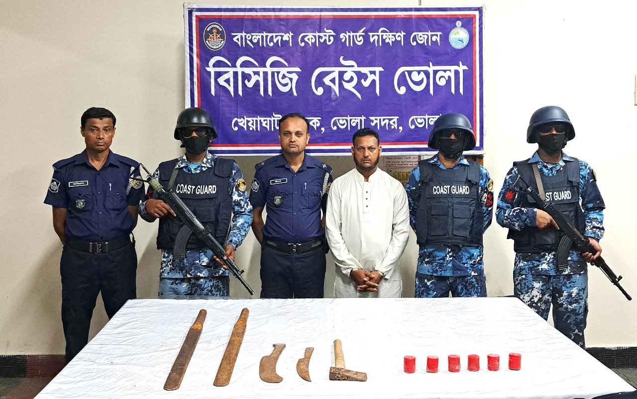 Read more about the article ভোলায় যৌথ বাহিনীর অভিযানে ৬টি হাতবোমা ও ৫টি দেশীয় অস্ত্রসহ আটক -১