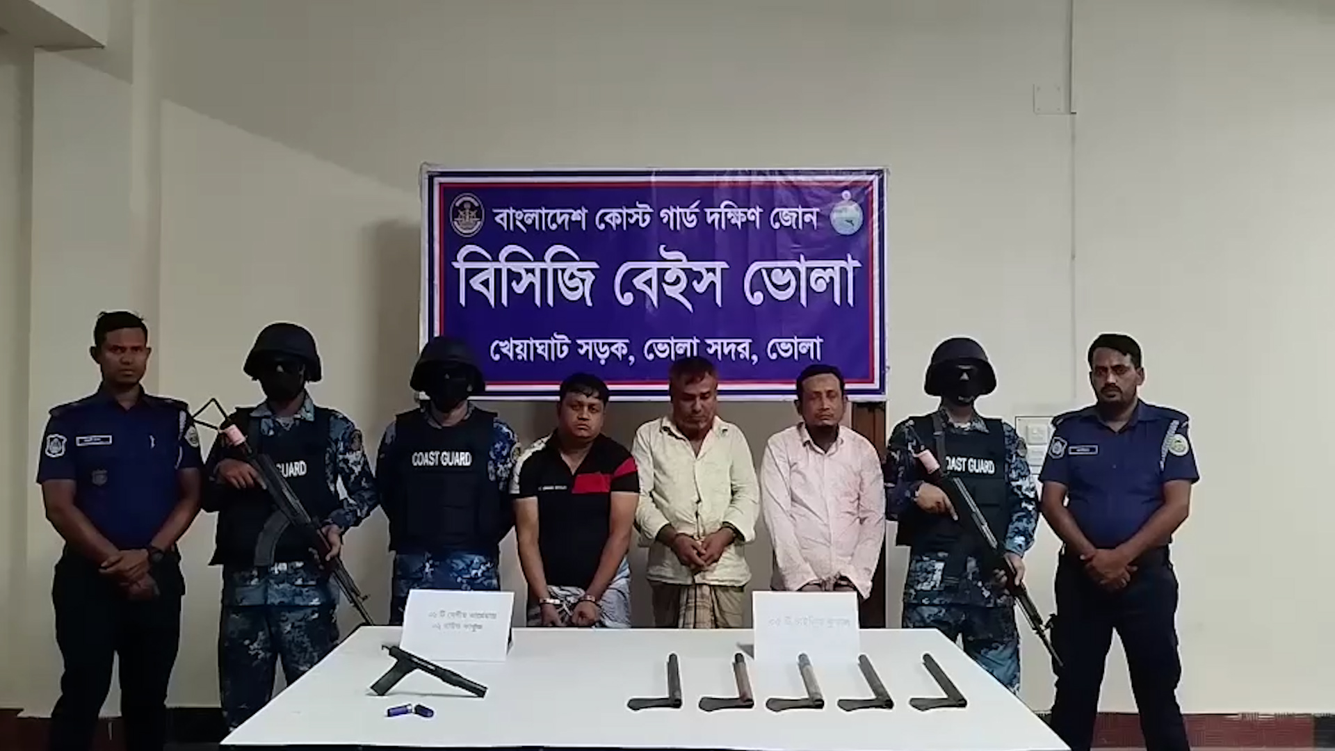 Read more about the article ভোলায় আগ্নেয়াস্ত্র ও চাইনিজ কুড়ালসহ আ. লীগের ৩ নেতা-কর্মী আটক