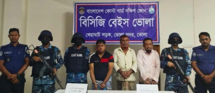 Read more about the article ভোলায় কোস্ট গার্ড-পুলিশের যৌথ অভিযানে আগ্নেয়াস্ত্র ও চাইনিজ কুড়ালসহ তিনজন আটক