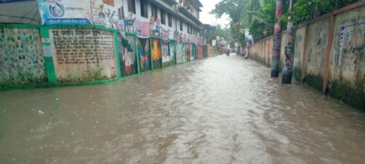 Read more about the article টানা বর্ষণ ও পূর্ণিমার জোয়ারে পটুয়াখালীর অধিকাংশ সড়ক হাঁটু পানিতে, দুর্ভোগে জনসাধারণ